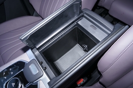 中央扶手箱空间