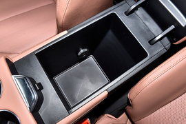 中央扶手箱空间