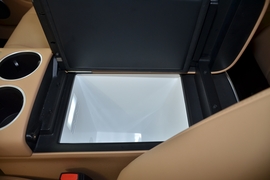 中央扶手箱空间