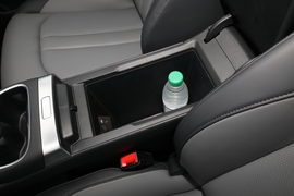 中央扶手箱空间