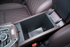 中央扶手箱空间