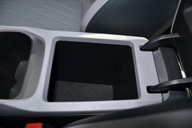 中央扶手箱空间