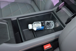 中央扶手箱空间