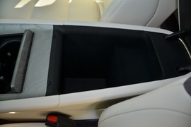 中央扶手箱空间