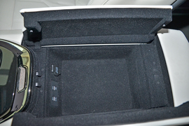 中央扶手箱空间