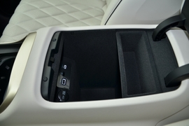 中央扶手箱空间