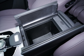 中央扶手箱空间