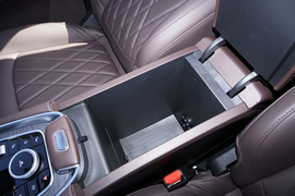 中央扶手箱空间