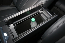 中央扶手箱空间