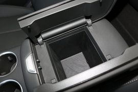 中央扶手箱空间