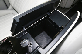 中央扶手箱空间