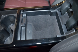 中央扶手箱空间