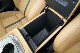 中央扶手箱空间