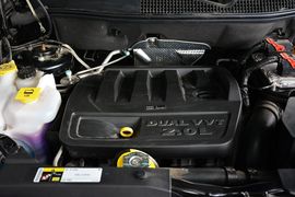 2014款Jeep指南者2.0L改款两驱精英版