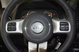 2014款Jeep指南者2.0L改款两驱精英版