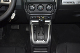 2014款Jeep指南者2.0L改款两驱精英版