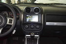 2014款Jeep指南者2.0L改款两驱精英版