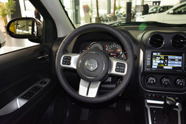 2014款Jeep指南者2.0L改款两驱精英版