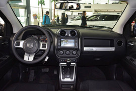 2014款Jeep指南者2.0L改款两驱精英版