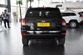 2014款Jeep指南者2.0L改款两驱精英版