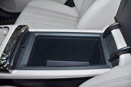 中央扶手箱空间