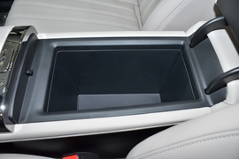 中央扶手箱空间