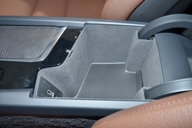 中央扶手箱空间