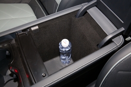 中央扶手箱空间