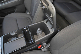 中央扶手箱空间