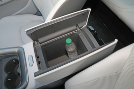 中央扶手箱空间