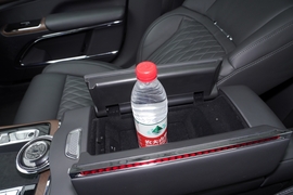 中央扶手箱空间