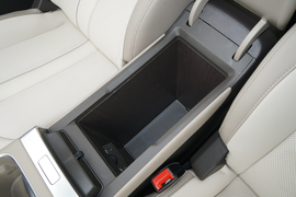 中央扶手箱空间