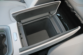 中央扶手箱空间