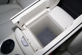 中央扶手箱空间