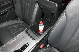 中央扶手箱空间