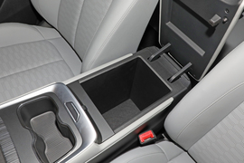 中央扶手箱空间