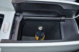 中央扶手箱空间