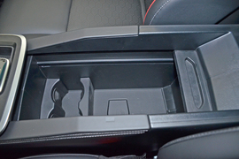 中央扶手箱空间