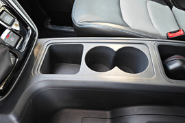 中央扶手箱空间