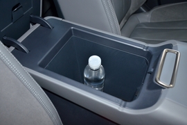 中央扶手箱空间