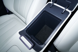 中央扶手箱空间