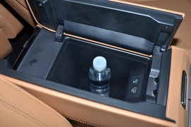 中央扶手箱空间