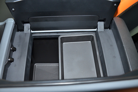 中央扶手箱空间