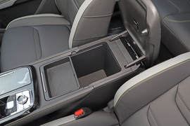 中央扶手箱空间