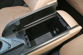 中央扶手箱空间