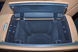 中央扶手箱空间