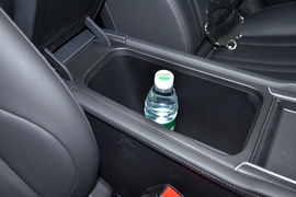 中央扶手箱空间