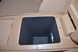 中央扶手箱空间