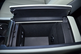 中央扶手箱空间