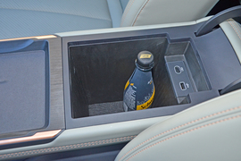 中央扶手箱空间